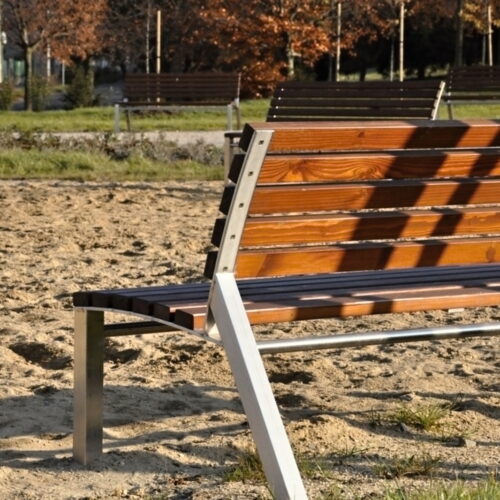 De combinatie van een stalen frame en massief houten latten maakt deze bank bestand tegen weer, wind en intensief gebruik.